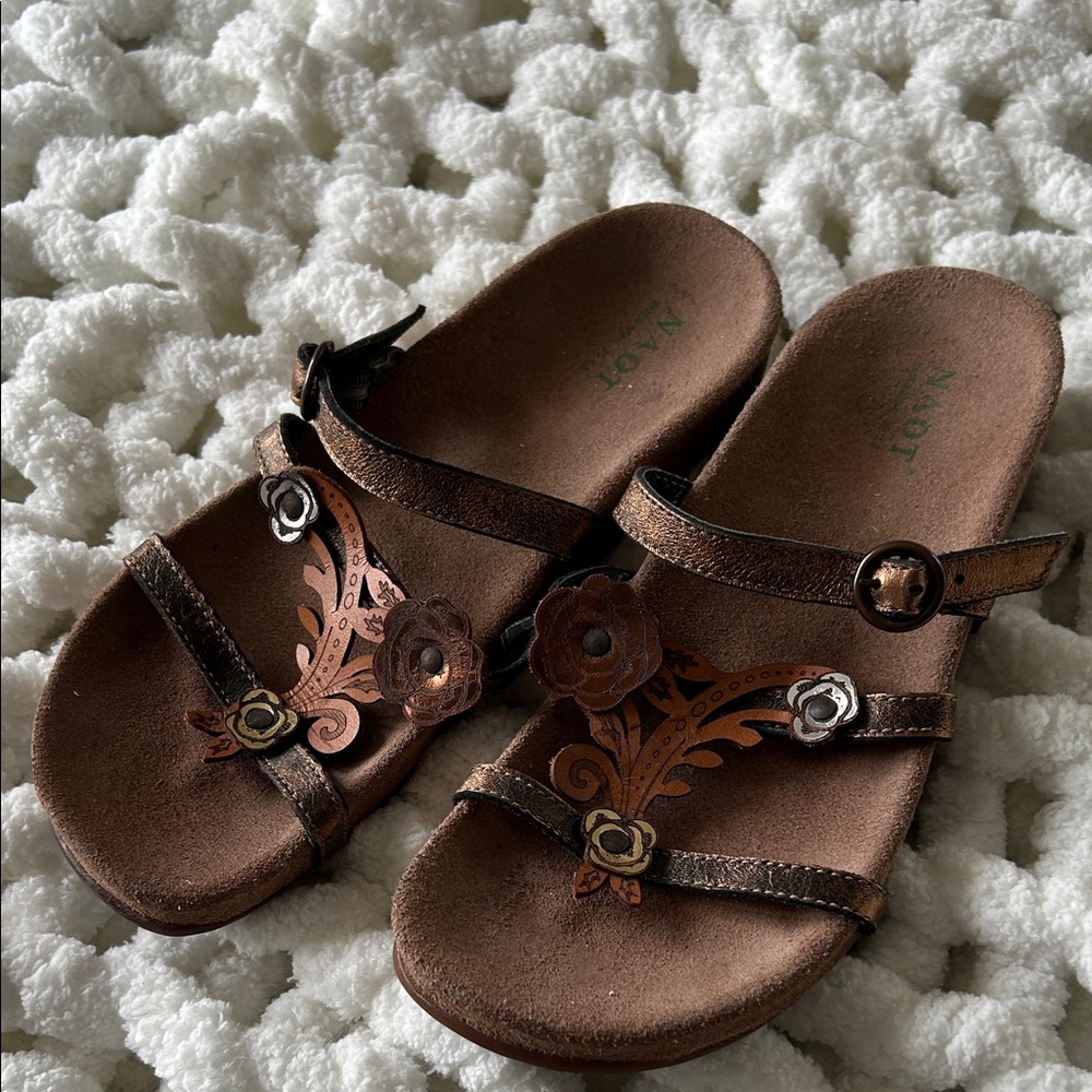 🌺 Naot Brown Sandals with Floral Accents